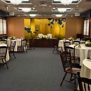 披露宴会場、瓢の間。金色の屏風もあり、華やかな印象。披露宴会場に向かうまでの廊下の壁紙の色も印象的。