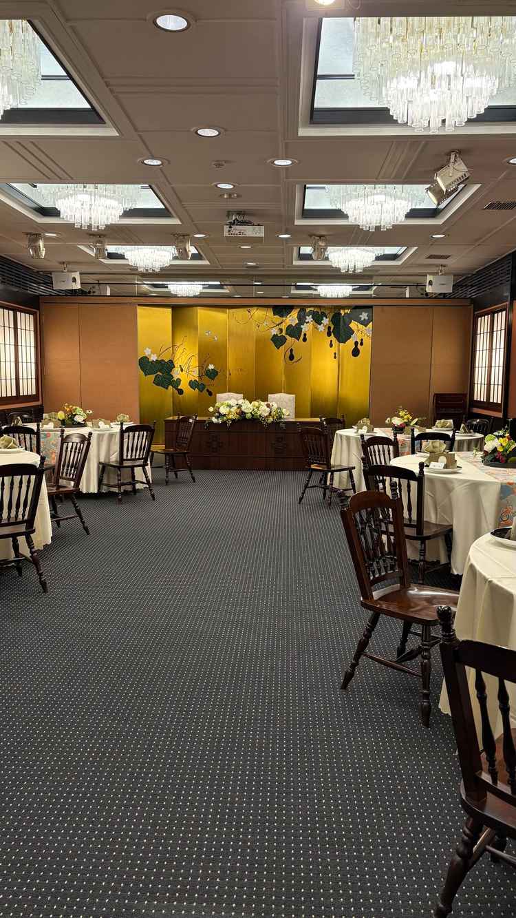 披露宴会場、瓢の間。金色の屏風もあり、華やかな印象。披露宴会場に向かうまでの廊下の壁紙の色も印象的。
