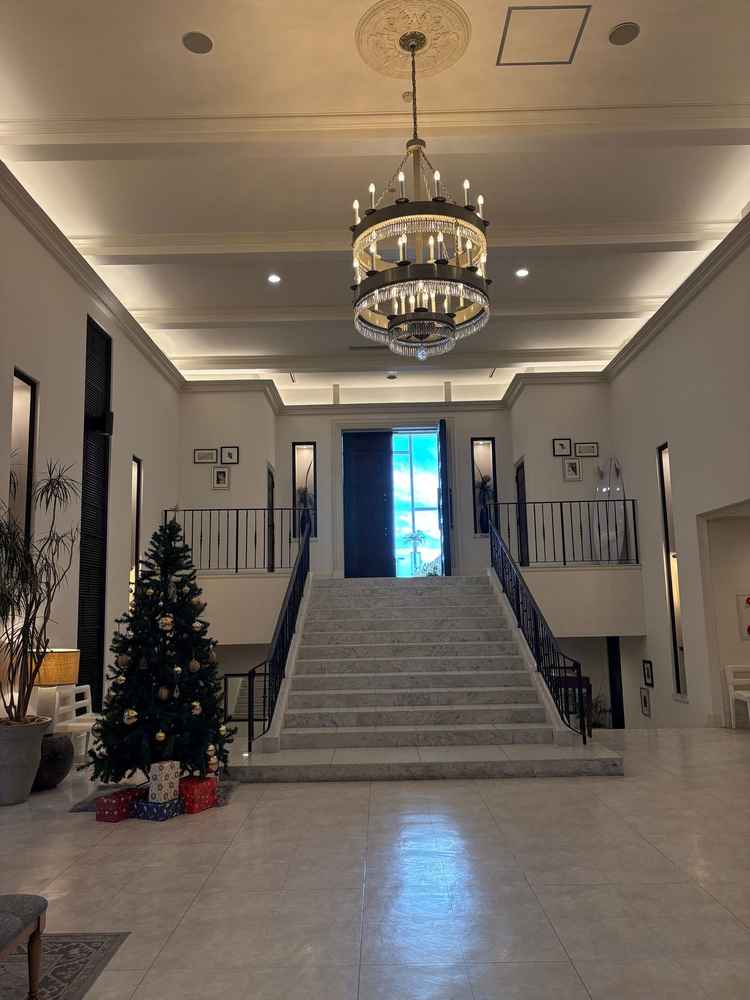 エントランスからチャペルへの階段