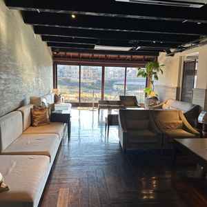 鴨川を臨むゲストの待合スペース。