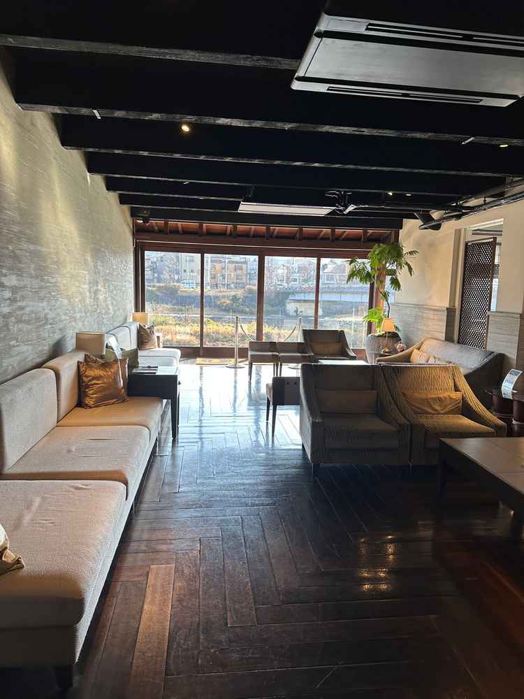 鴨川を臨むゲストの待合スペース。