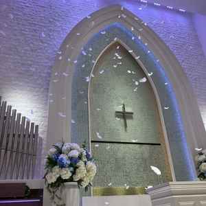 チャペルには羽が降ってくる演出。天井も高いのでとても綺麗。