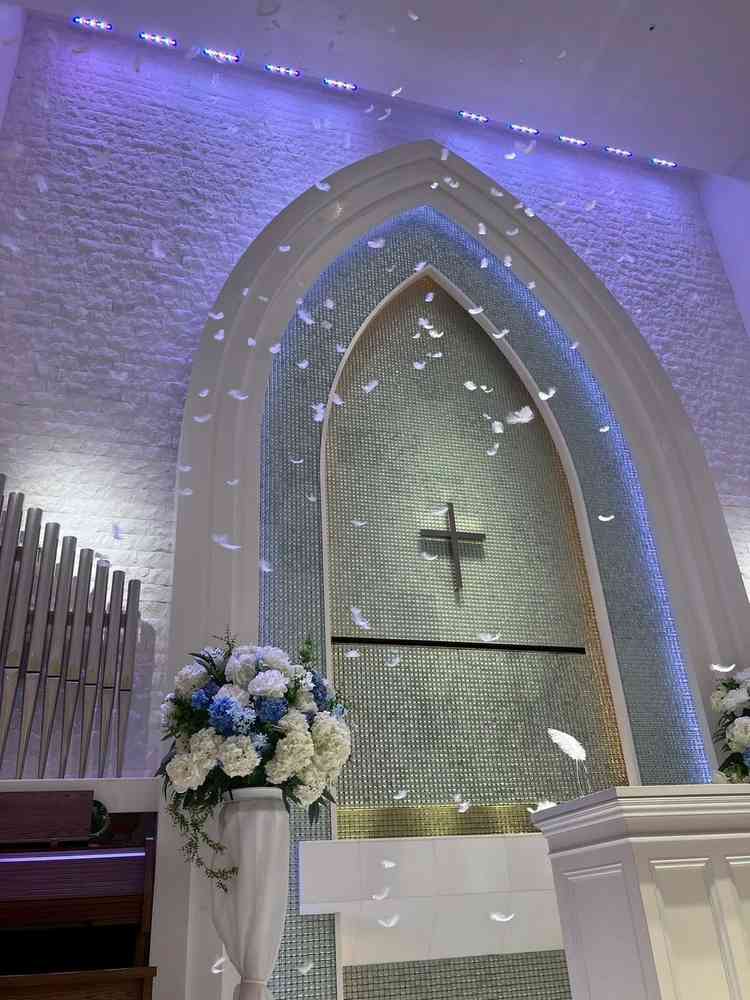 チャペルには羽が降ってくる演出。天井も高いのでとても綺麗。