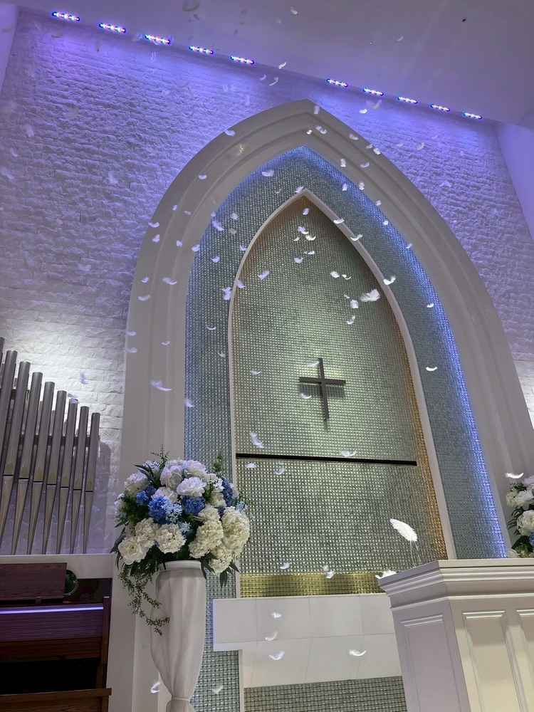 チャペルには羽が降ってくる演出。天井も高いのでとても綺麗。