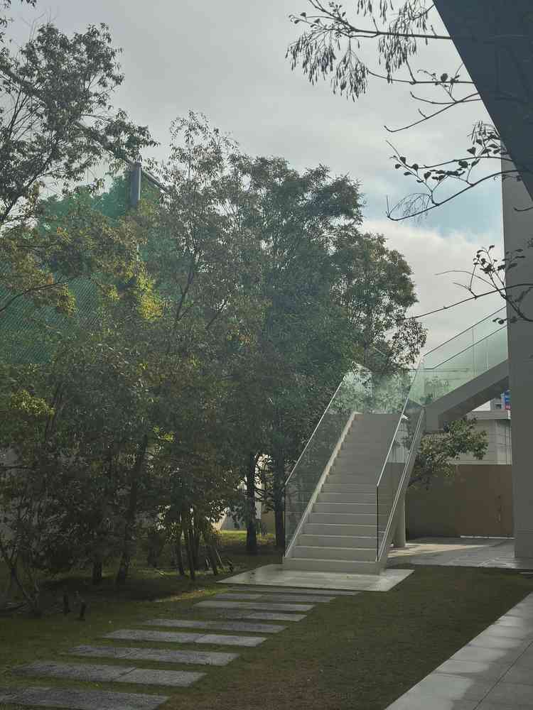 挙式会場からガーデンに続く階段です。光がよく入って綺麗でした。