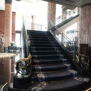 ロビーの階段。花嫁の写真を撮っていて、白いドレスが映えでとても素敵でした。