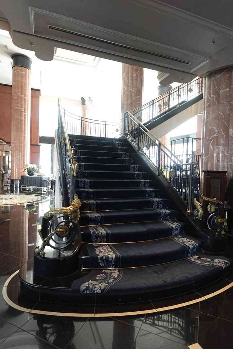 ロビーの階段。花嫁の写真を撮っていて、白いドレスが映えでとても素敵でした。