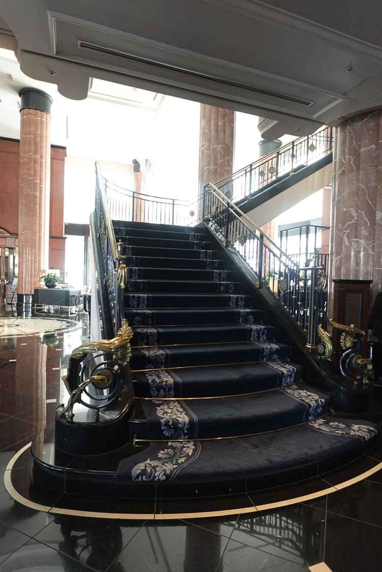 ロビーの階段。花嫁の写真を撮っていて、白いドレスが映えでとても素敵でした。