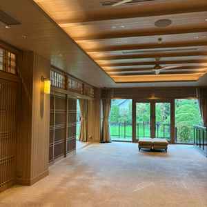 一階の披露宴会場は庭からも直結で人気だそう。白無垢と色打掛の試着もぱっと対応いただきました。