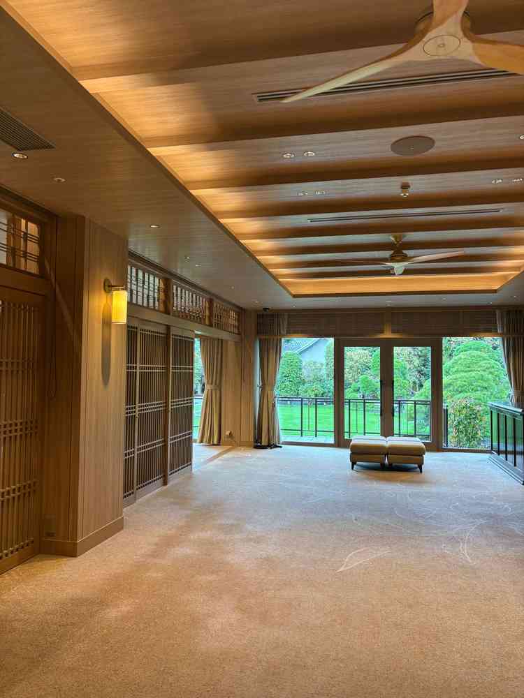 一階の披露宴会場は庭からも直結で人気だそう。白無垢と色打掛の試着もぱっと対応いただきました。