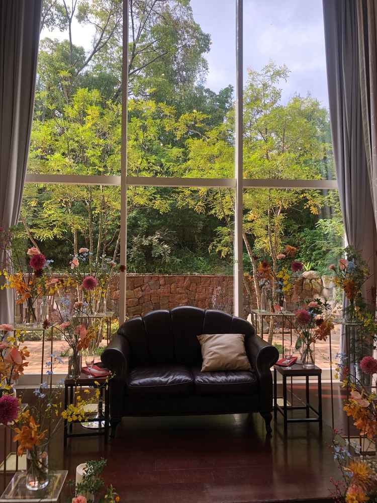 披露宴会場で新郎新婦が座る場所です。後ろの背景に青い空と木の緑が魅力的な会場でした。