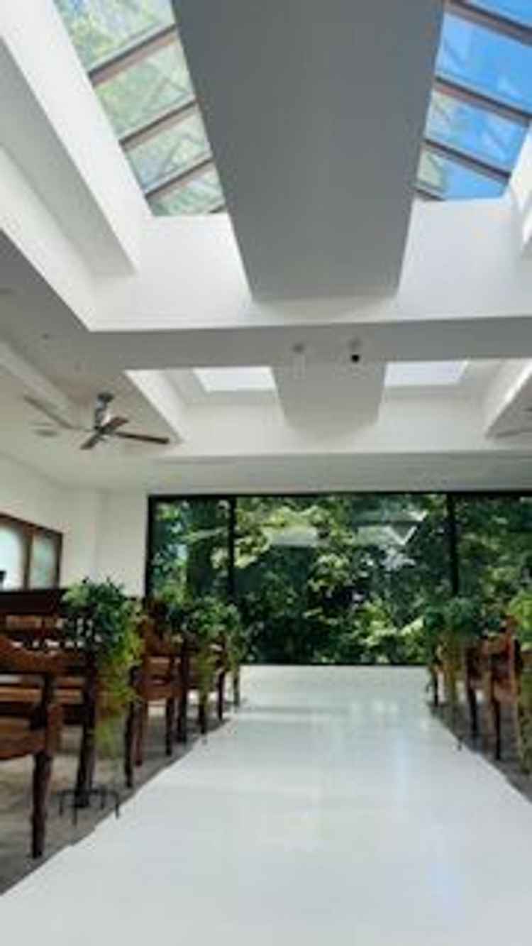 チャペルは自然光のみでも明るい