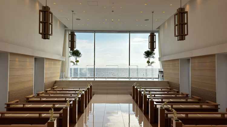水平線が見渡せるチャペル。白と木目のアースカラーを基調とした、清潔感あふれる教会の雰囲気。