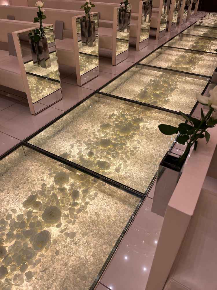 新婦が入場して歩いてくるバージンロード