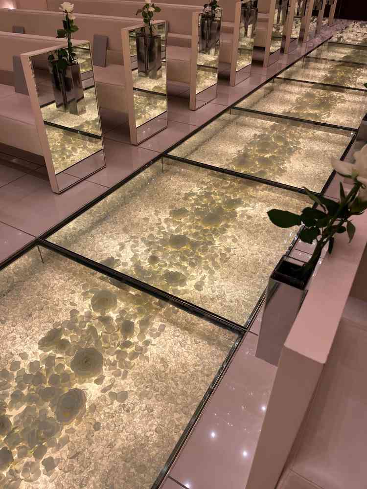 新婦が入場して歩いてくるバージンロード