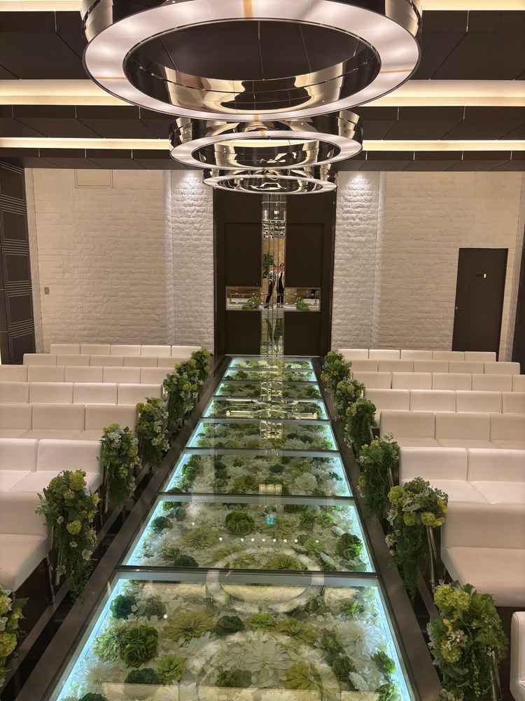 参列者と距離が近く、お花のバージンロードが素敵だった。