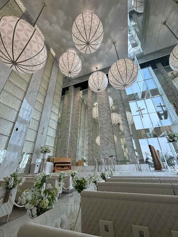 とにかくチャペルが綺麗！天井が高くて開放感がすごい。