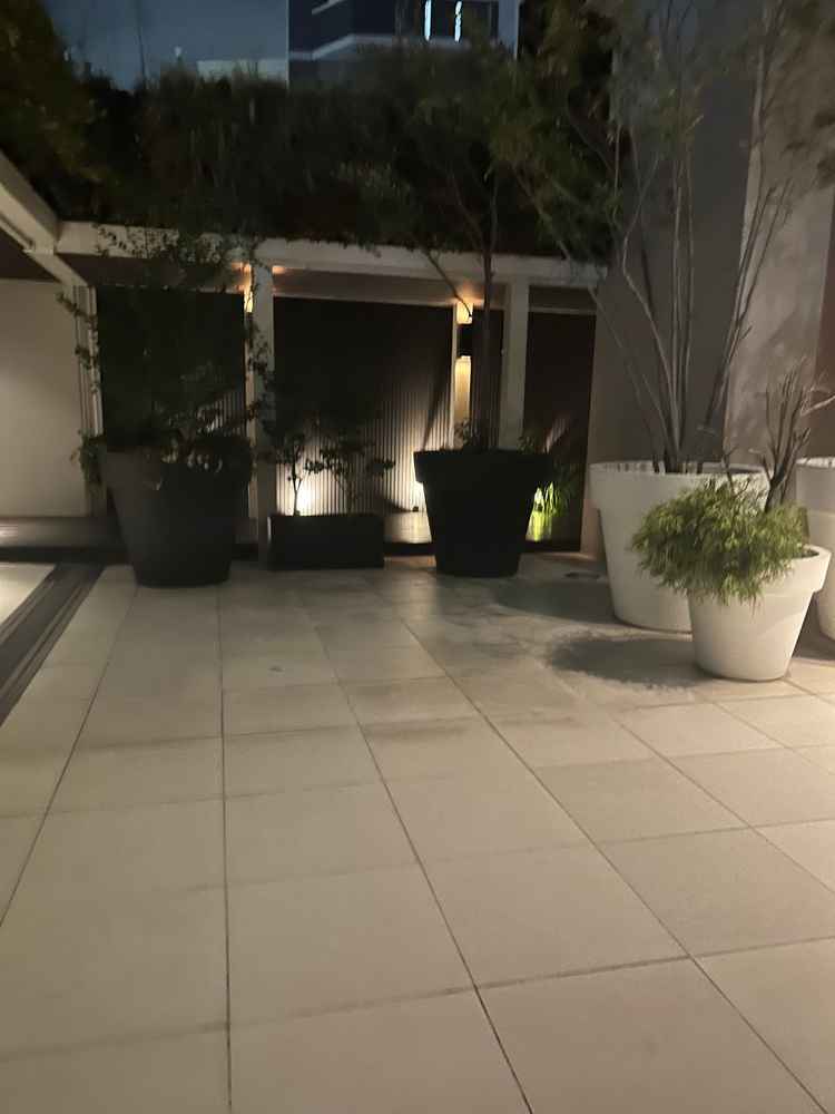 教会に行く外のステージ。観葉植物がたくさん周りにあって、自然に溢れててよかった。雨天時も屋根がある。