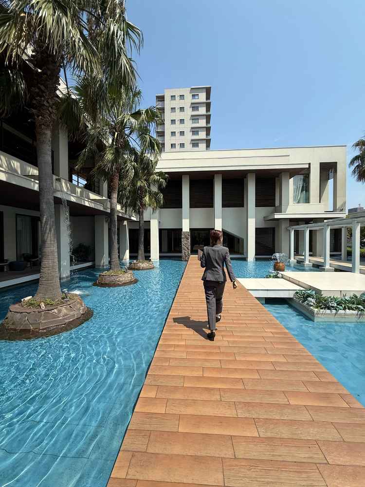 プールにヤシの木でリゾート感を感じられました。