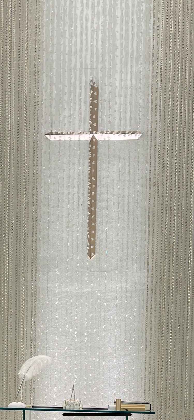 チャペルの中の十字架の写真。十字架の前にはスワロフスキーのカーテンがあり幻想的。