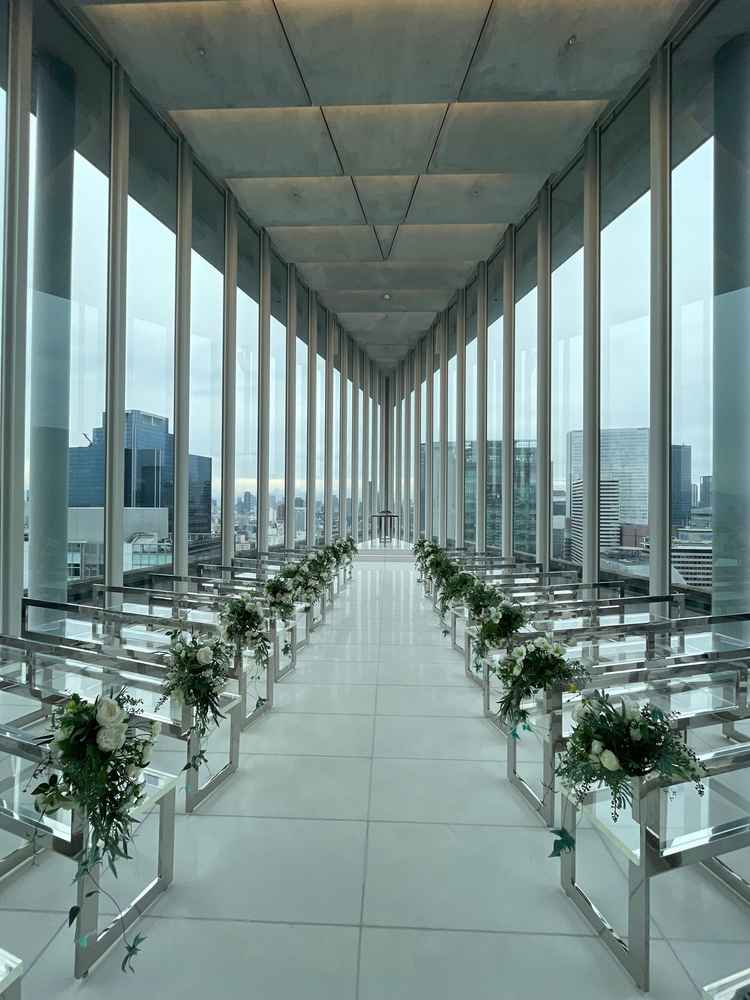 チャペル内の写真です。あいにくの雨の日でしたが思っていたよりも明るかったです