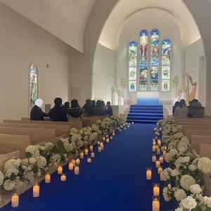 ロイヤルブルーのカーペットが印象的な大聖堂