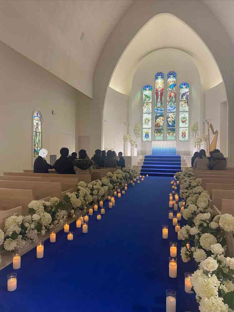 ロイヤルブルーのカーペットが印象的な大聖堂