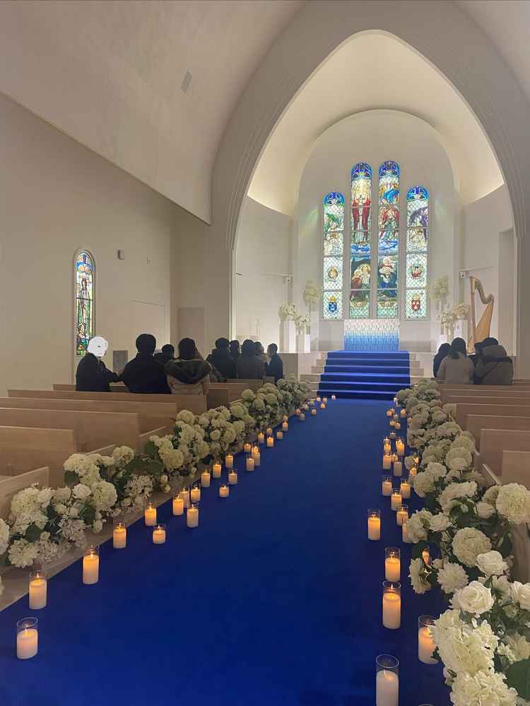 ロイヤルブルーのカーペットが印象的な大聖堂