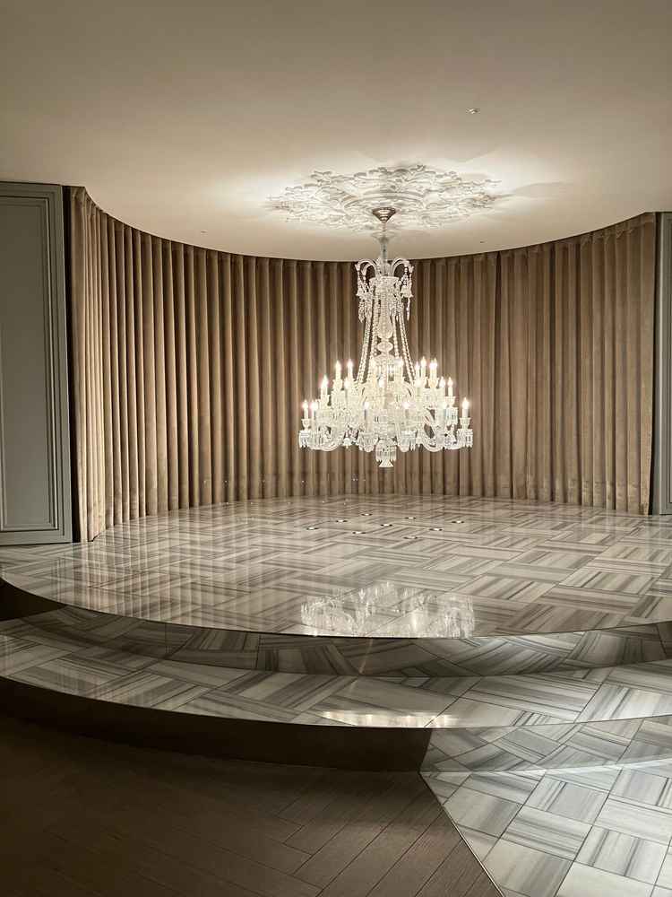 挙式会場のステージです。すごく高級なシャンデリアらしいですが、挙式会場全体は少し安っぽく感じました。