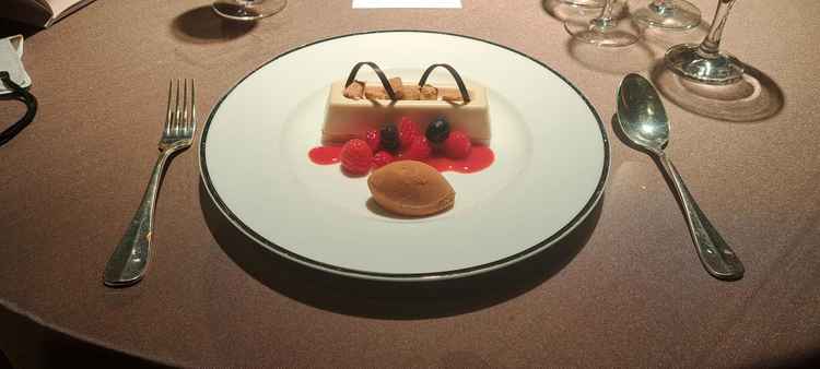 試食でいただいたケーキです。こちらもお肉同様フルサイズで、大満足でした。