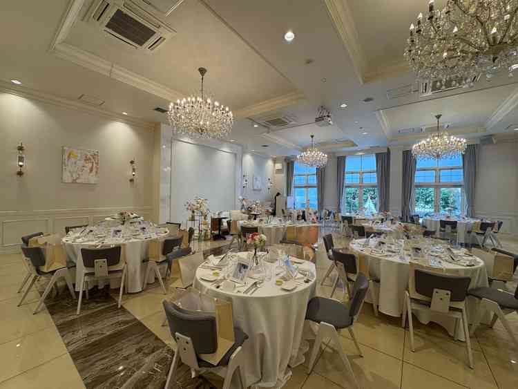 披露宴会場です。フランス系の雰囲気でした。コンパクトで参列者との距離が近いのが印象的でした。