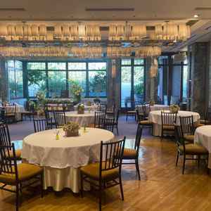 2階の披露宴開場。コンパクトだが、オープンキッチンがある。高いビルなど見えないように設計されている。