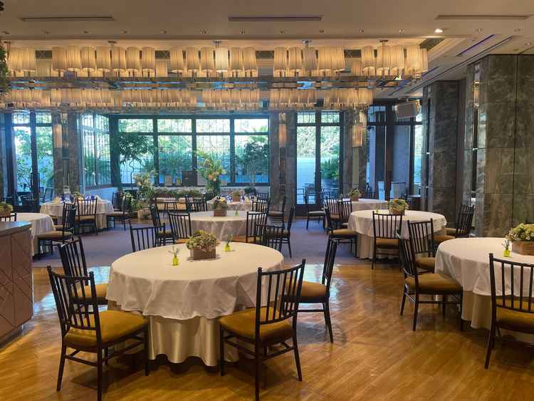 2階の披露宴開場。コンパクトだが、オープンキッチンがある。高いビルなど見えないように設計されている。