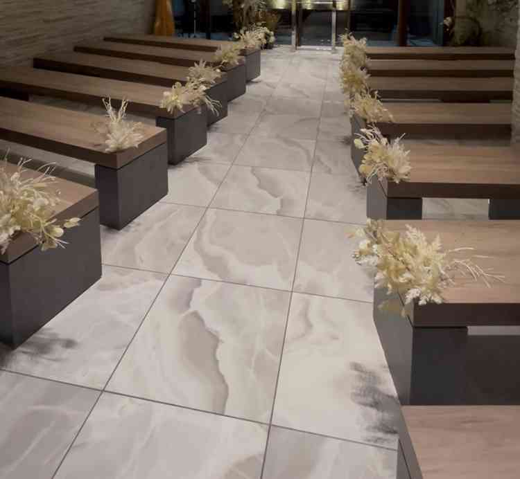 床が大理石で反射が綺麗