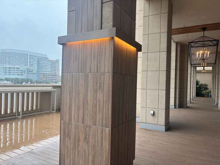 披露宴会場のテラスは、広々としており、春になると桜が見えることなど、抜群のロケーションでした。