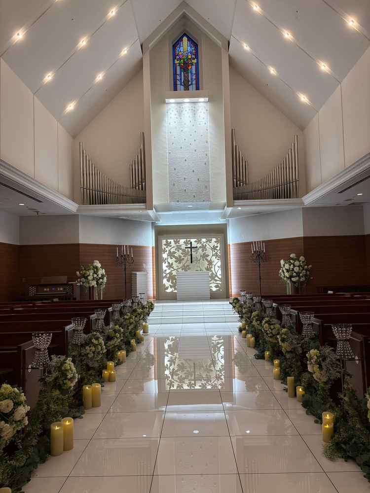 床が大理石のためとても綺麗に光が反射していた。照明も明るさが三段階変えられるため、演出がしやすそう。