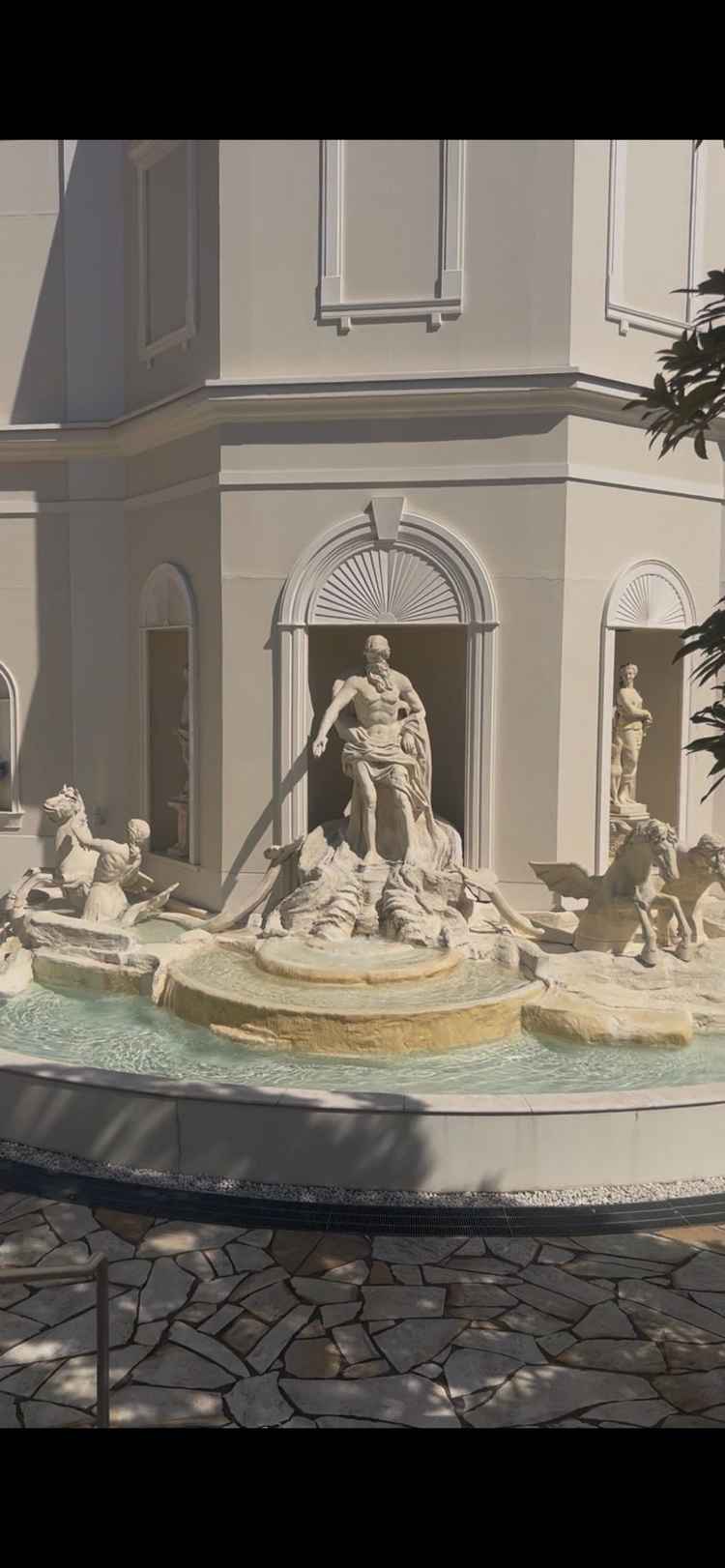 式場に入ってすぐ目に入る広場の噴水