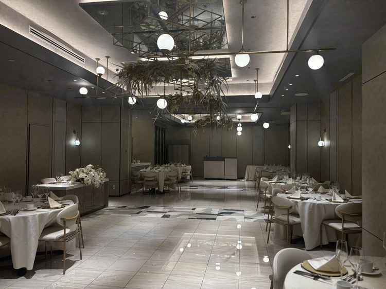 横長の披露宴会場で、会場内にはバーカウンターもありました。席のレイアウトはある程度絞られそうです。