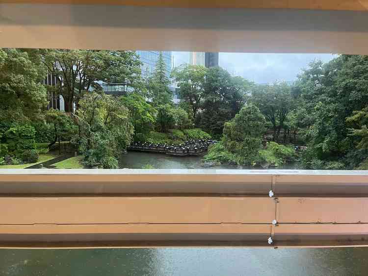 会場から見下ろせる日本庭園の景色