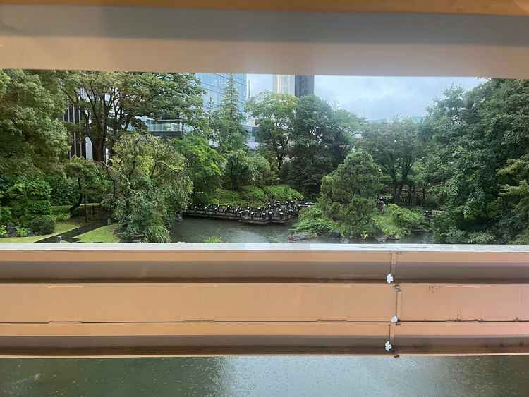 会場から見下ろせる日本庭園の景色