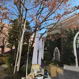 チャペルと披露宴会場の間にあるガーデン。自分らしく飾り付けができるのが魅力的でした。