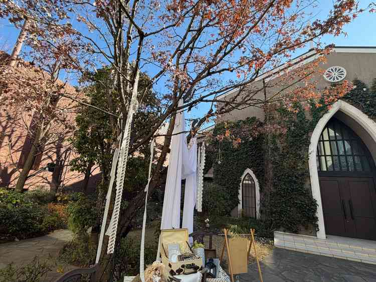 チャペルと披露宴会場の間にあるガーデン。自分らしく飾り付けができるのが魅力的でした。