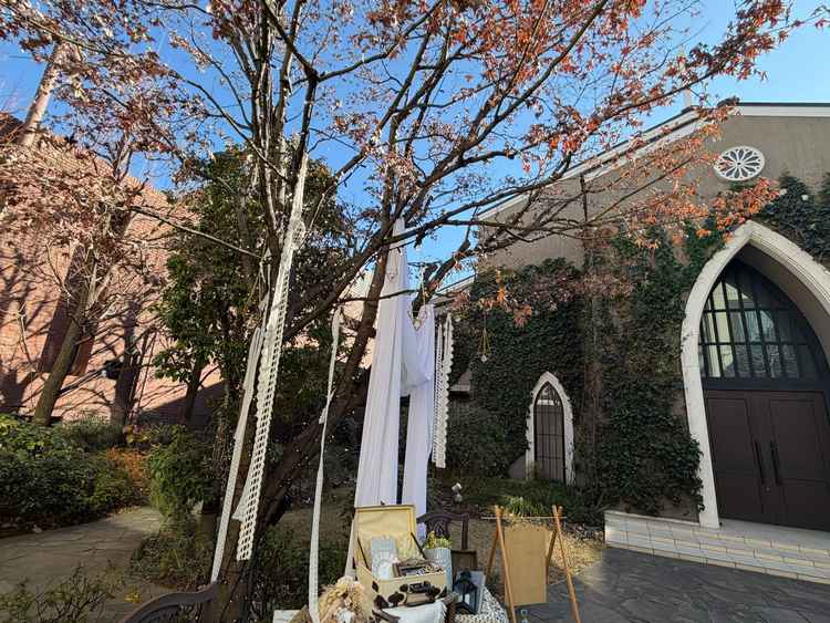 チャペルと披露宴会場の間にあるガーデン。自分らしく飾り付けができるのが魅力的でした。