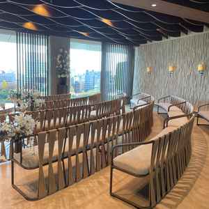 円形のチャペルになっていて、どの位置からも新郎新婦が見えやすい工夫がされていました。