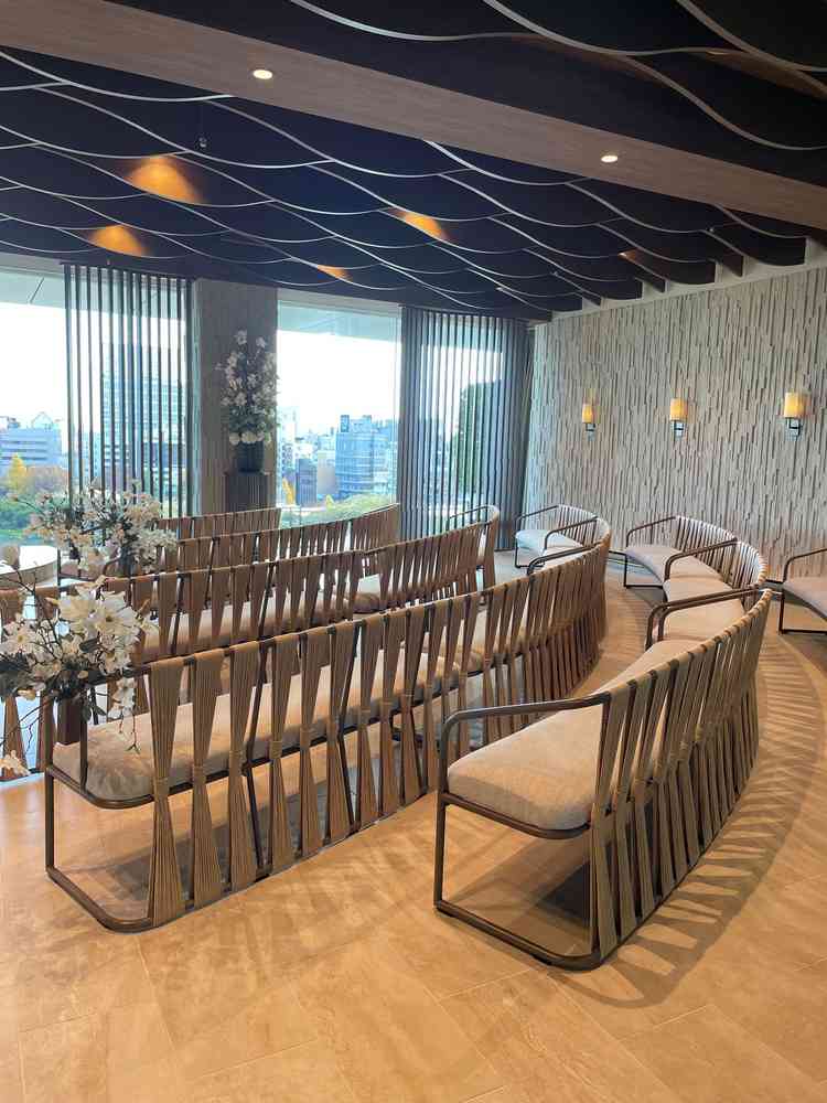 円形のチャペルになっていて、どの位置からも新郎新婦が見えやすい工夫がされていました。