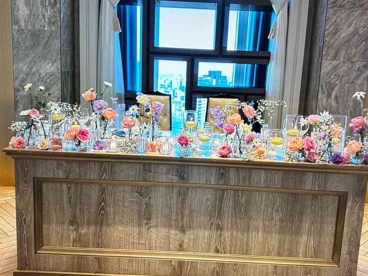 披露宴会場もとても華やかで、雰囲気に心が躍りました。