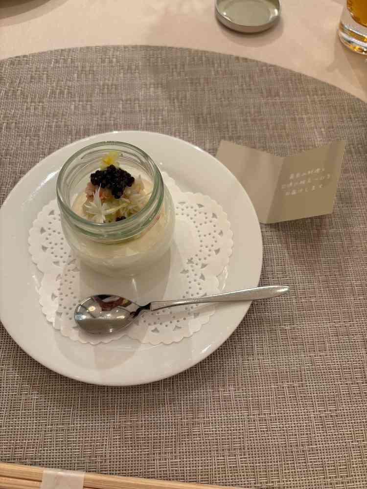 カリフラワーのムースの上にカニのほぐれた物、その上にキャビアととても豪華で五感で楽しめる食事でした。