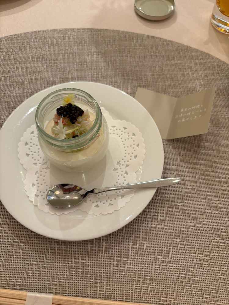 カリフラワーのムースの上にカニのほぐれた物、その上にキャビアととても豪華で五感で楽しめる食事でした。