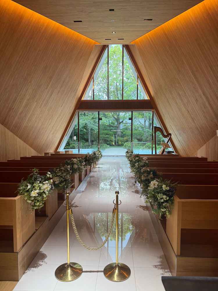 木を基調とした挙式会場。人気はこちの方があるそう。