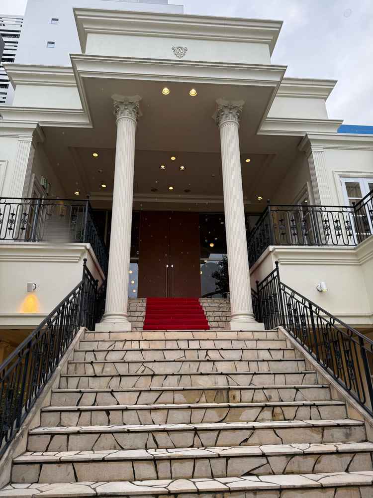 チャペル正面の外観。赤の絨毯がゴージャス。晴れてる日は下まで垂れているそう。